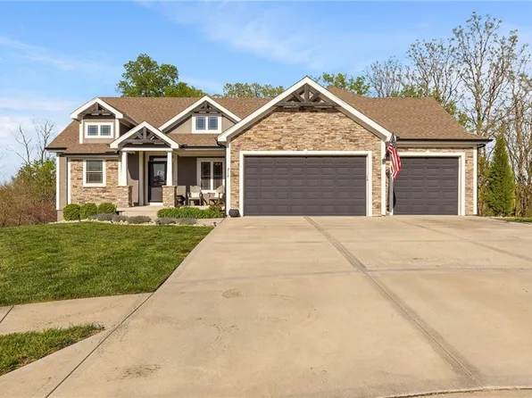 210 Carriage Ct, Smithville, MO 64089