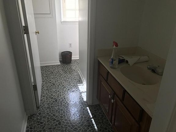 3rd image of 401 W Oakenwald Ave