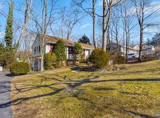 26 Aspen Way, Oakland, NJ 07436
