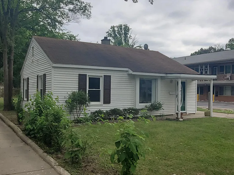 3173 Warick Rd — Photo 2