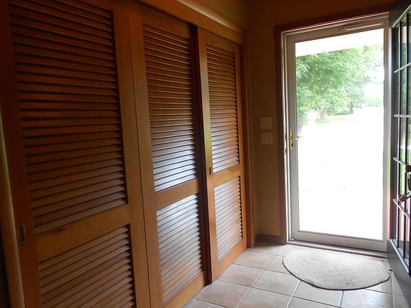 Large Foyer w triple closets
