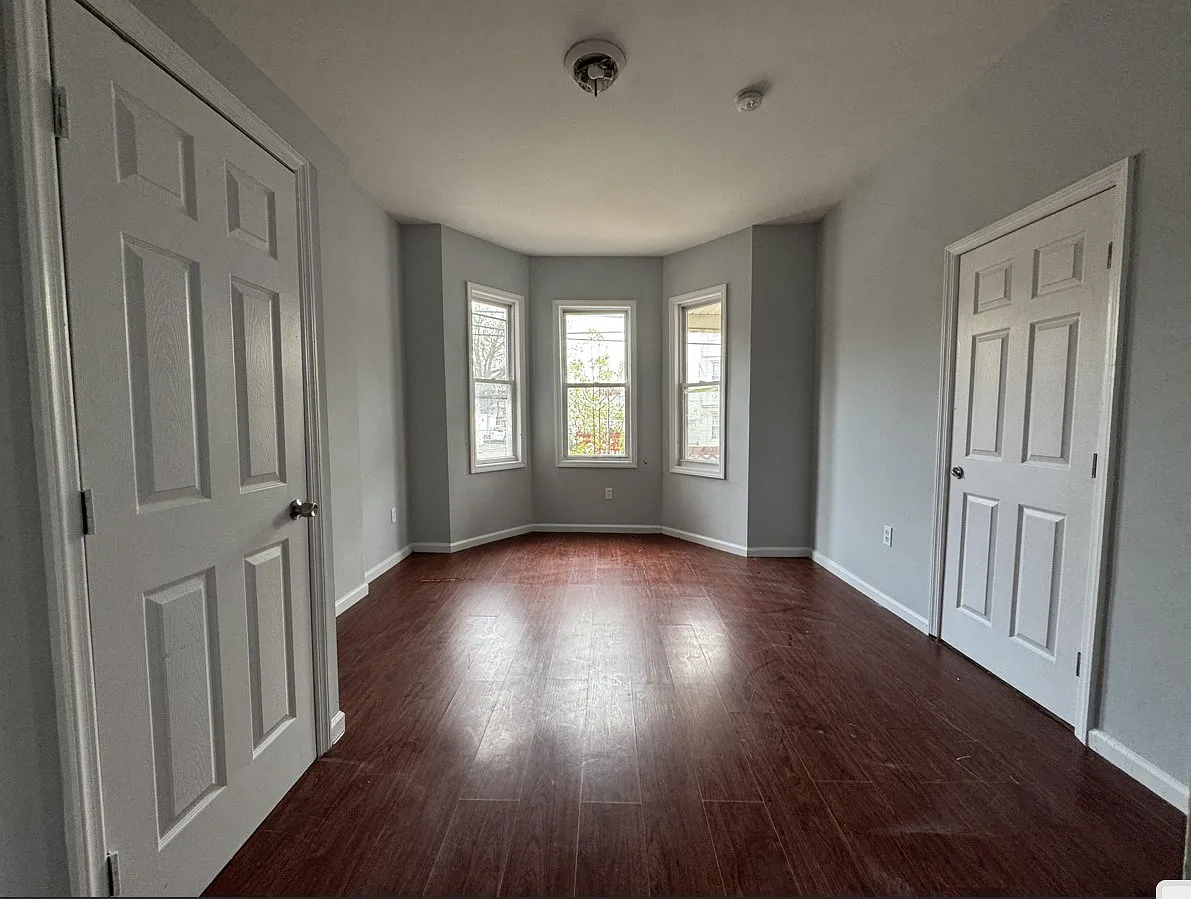 3 bed, 1000 sqft, $2,350 — Photo 2