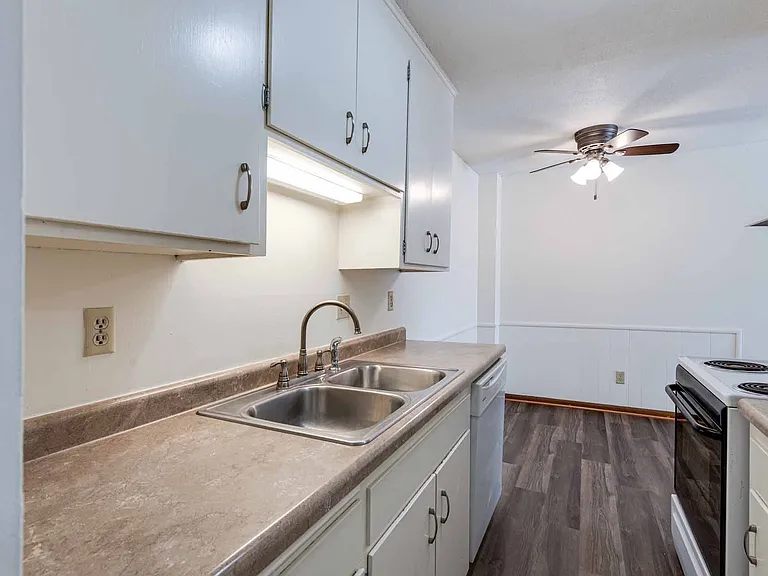 Apache Manor Apartments — Photo 22