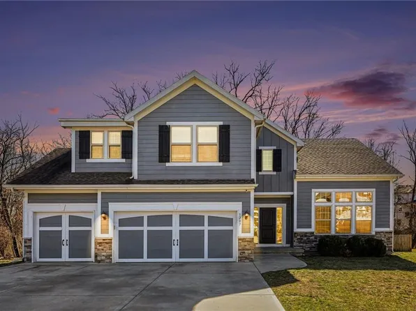 1207 E 15th St, Kearney, MO 64060