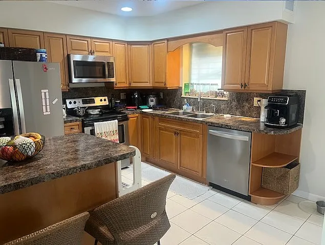 1073 SW 9th Ter — Photo 9