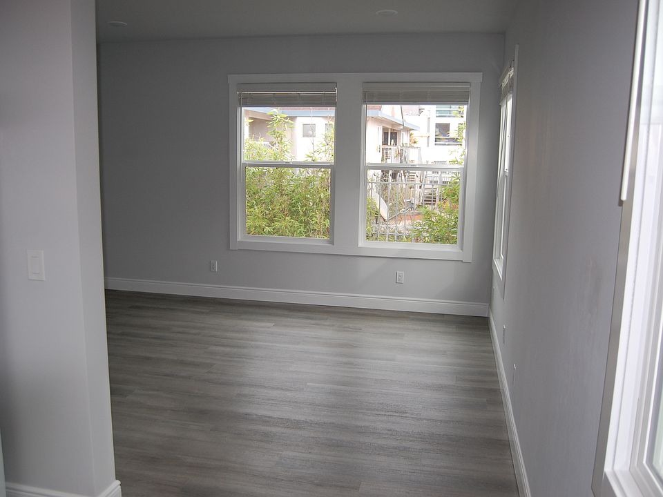 looking from the dining area back into the living/bedroom (Looking east)