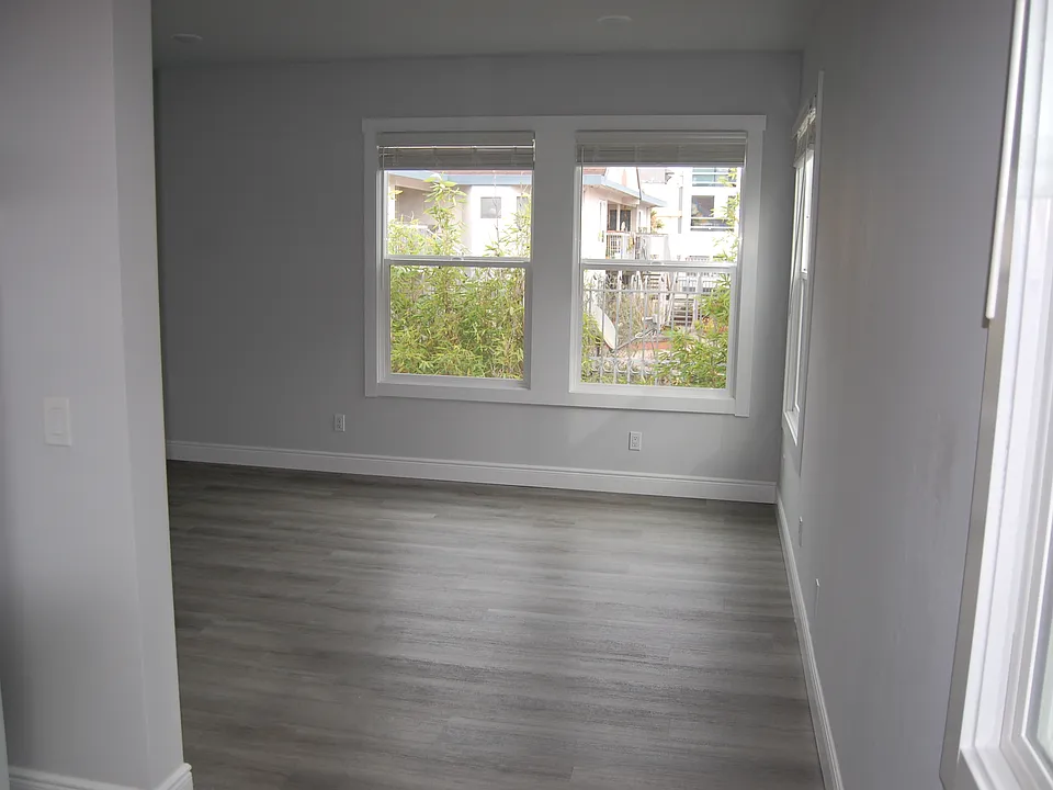looking from the dining area back into the living/bedroom (Looking east)