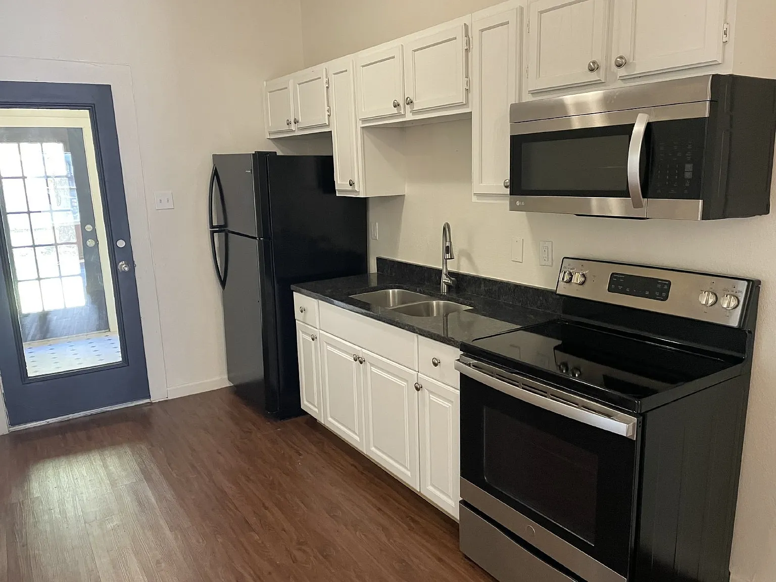 2 bed, 1.0 bath, 760 sqft, $1,045 — Photo 2