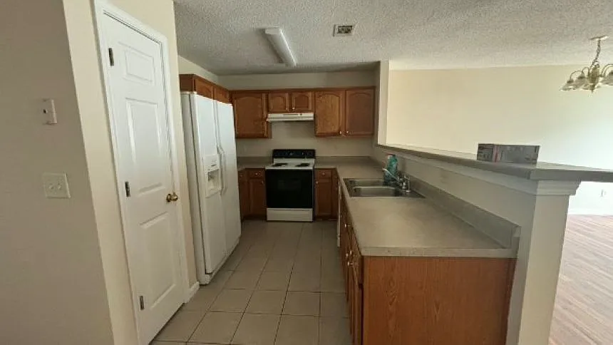 4 bed, 1800 sqft, $2,100 — Photo 2