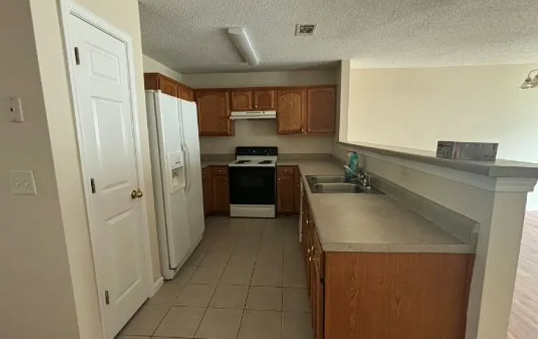 1010 Maple Valley Ct — Photo 2