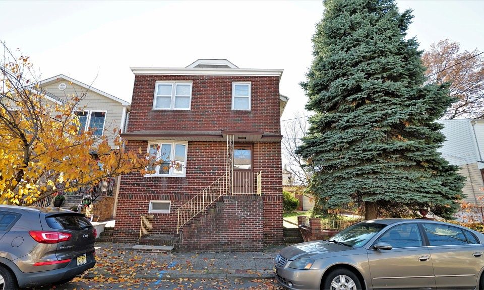 1st image of 123 Crystal St