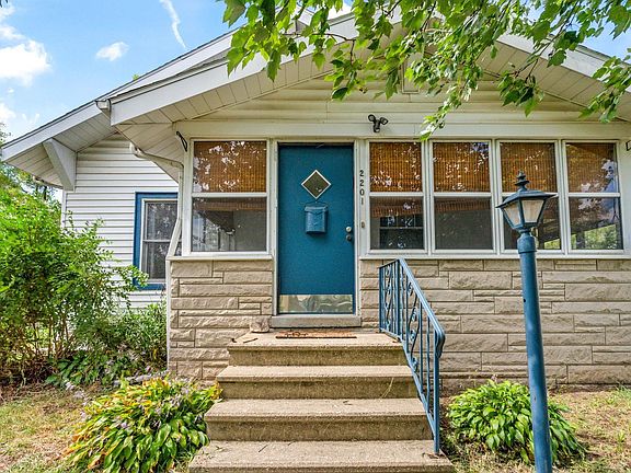 3rd image of 2201 Pleasant Plain Ave