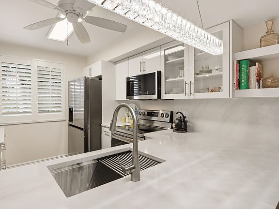 4th image of 6133 Balboa Circle #302