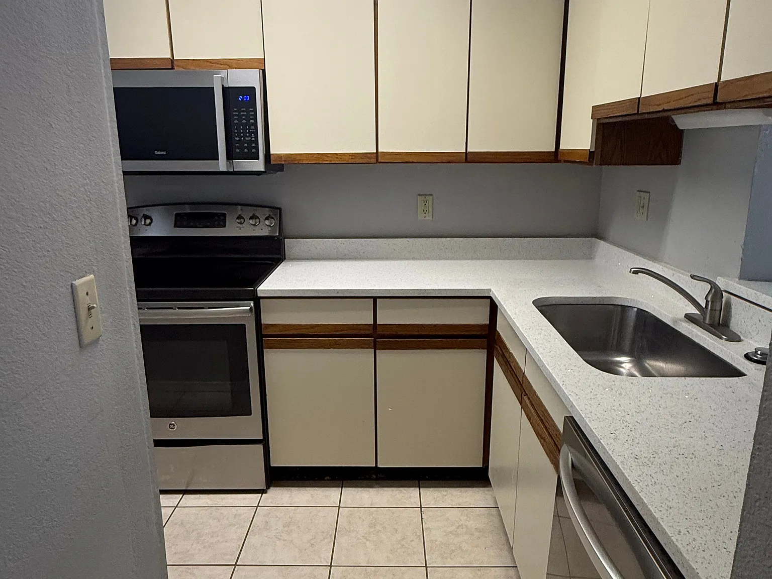 3 bed, 1088 sqft, $1,900 — Photo 4