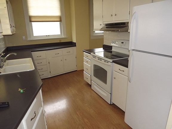 3rd image of 28 W Hillcrest Ave