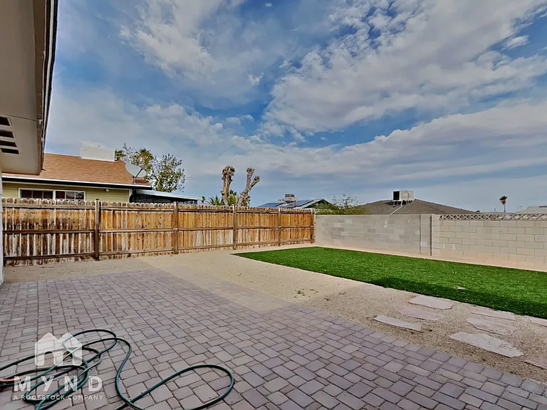 1013 James Lovell St — Photo 18