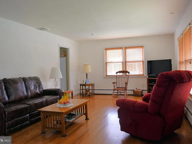 847 E Maple St — Photo 11