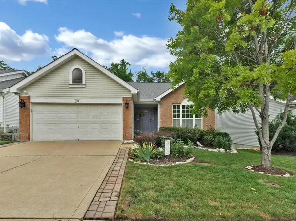 952 Oak Knoll Manor Dr, Saint Louis, MO 63119