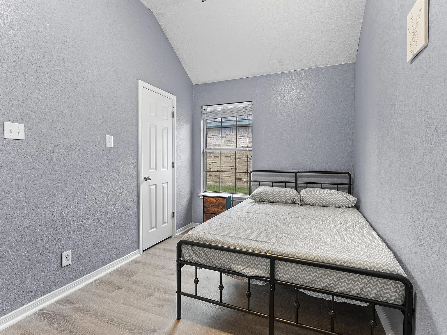 4 bed, 3.0 bath, 1923 sqft, $672 — Photo 2