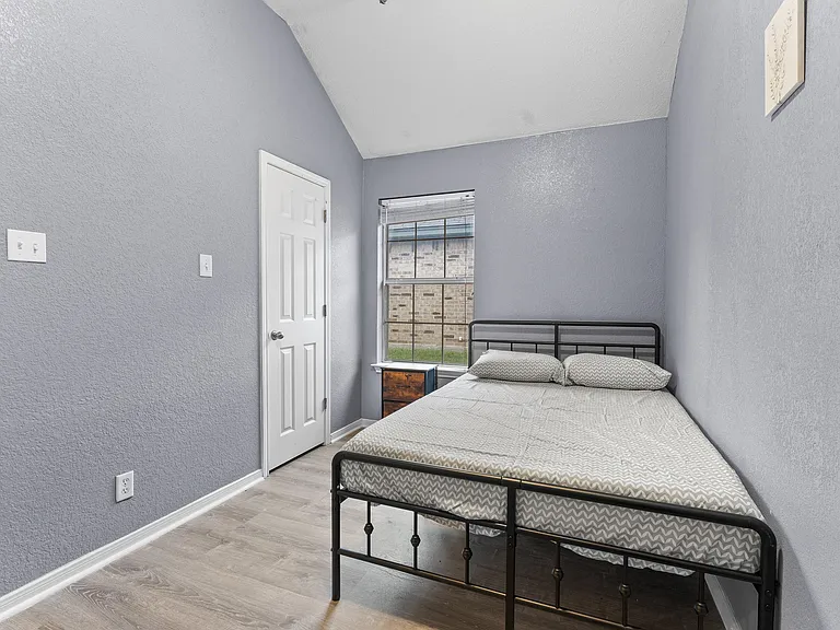Merlin Dr — Photo 2