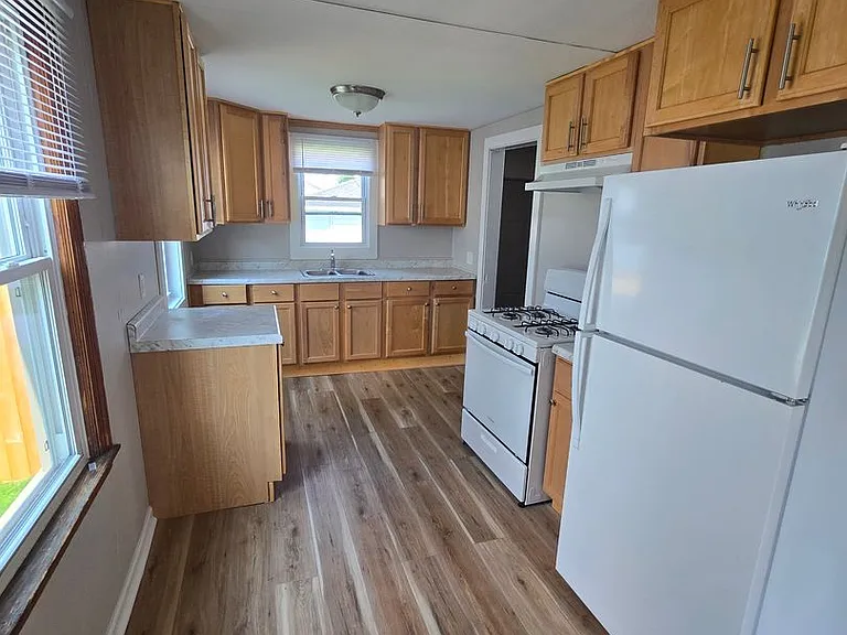2715 162nd Pl — Photo 3