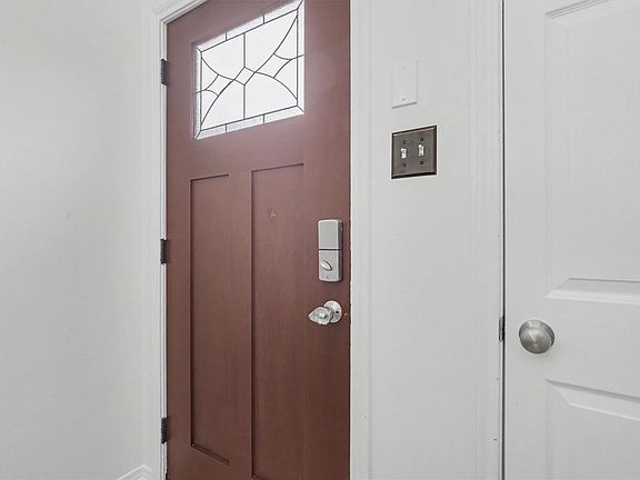 4th image of 813 Davis Rd