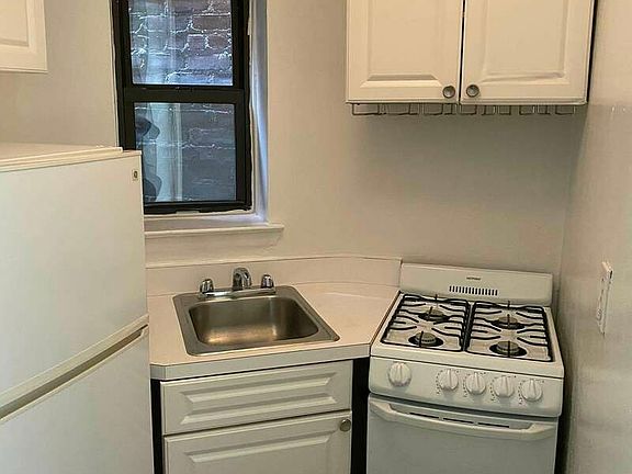 4th image of 324 E 35th St APT 4D