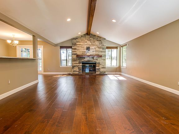 4th image of 1640 Spruce Dr