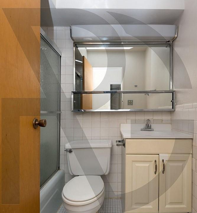 2nd image of 661 W Wrightwood Ave #212