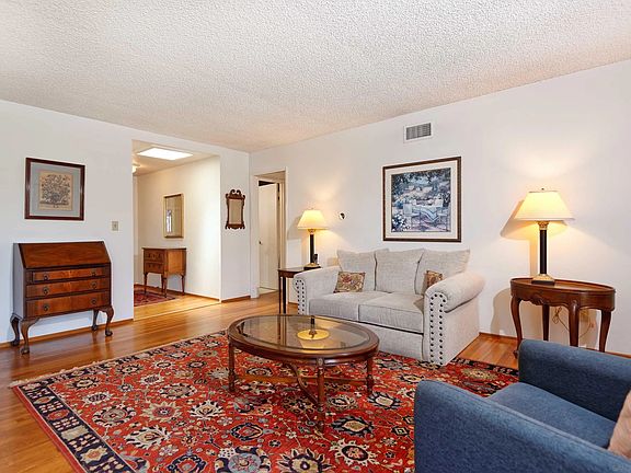 3rd image of 3152 Governor Dr