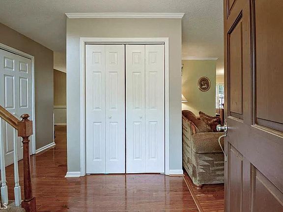 3rd image of 102 Oak Newel