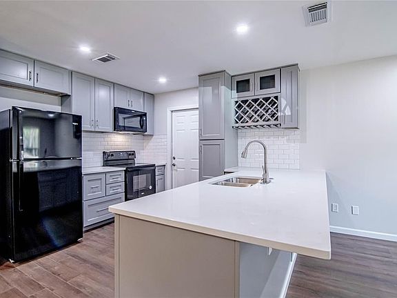 3rd image of 333 Oak Lawn St
