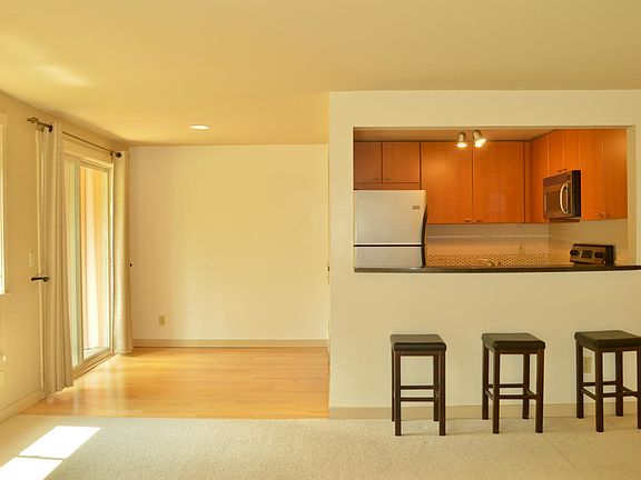 Eating bar and dining room space