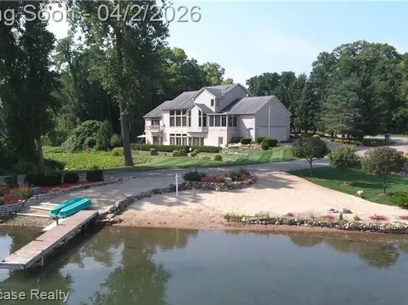 11245 Britney Ln, White Lake, MI 48386