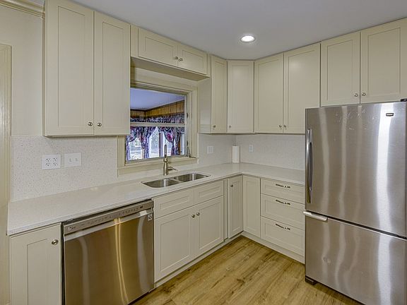 3rd image of 420 Warrenton Rd