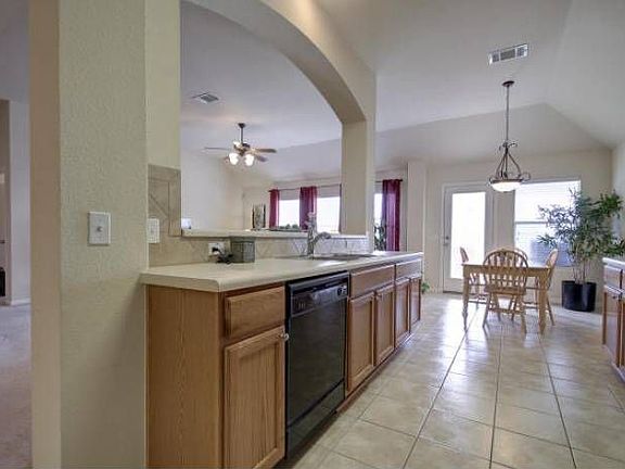 Kitchen & Breakfast Area