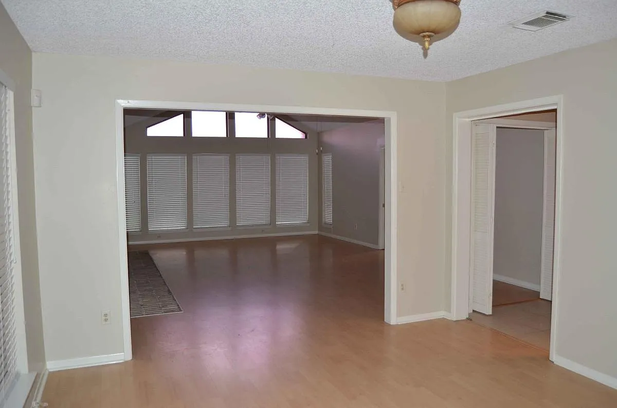 3915 Panorama Drive — Photo 4
