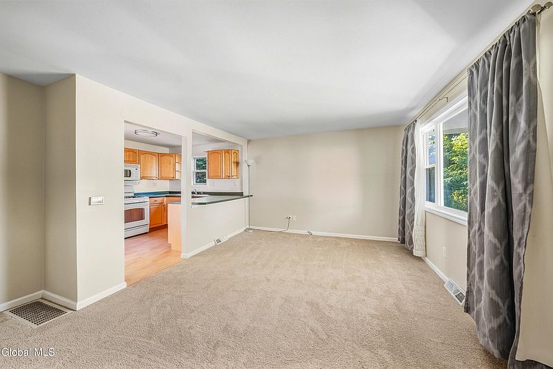 5th image of 433 Northline Road