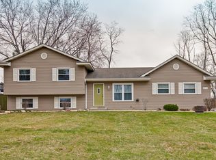 9512 3rd Ave, Cary, IL 60013