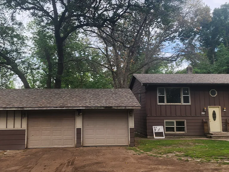 701 Railroad Ave SE — Photo 1