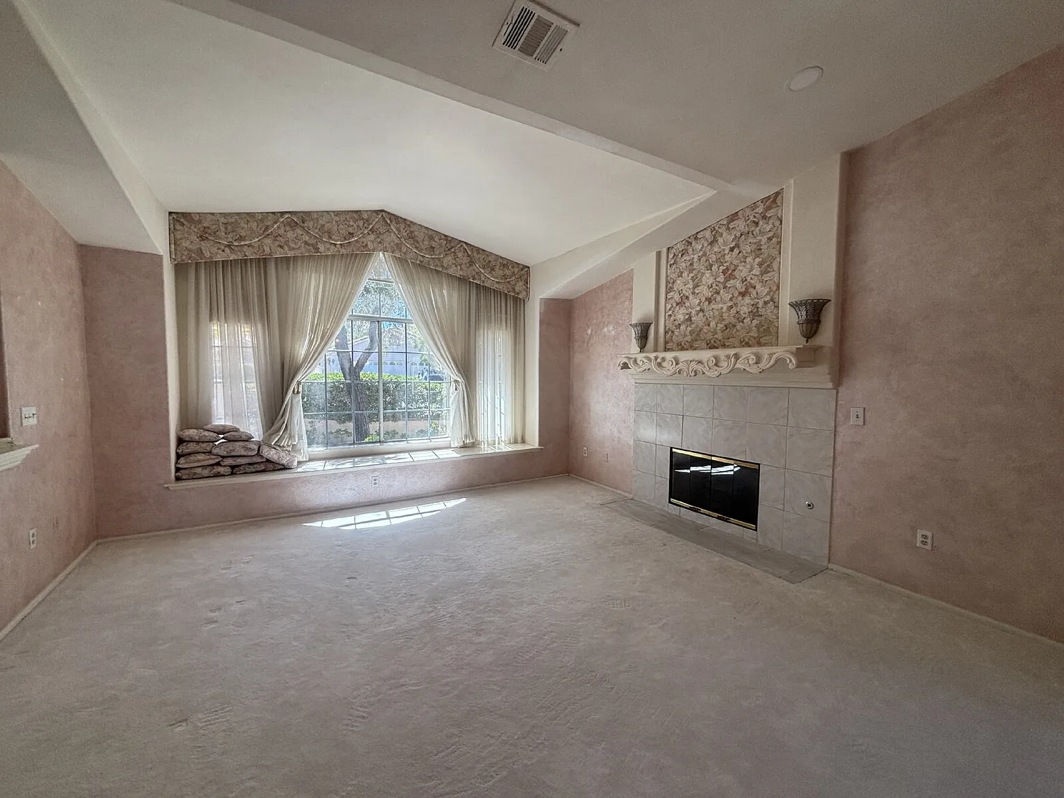 3 bed, 2.5 bath, 2393 sqft, $3,498 — Photo 3