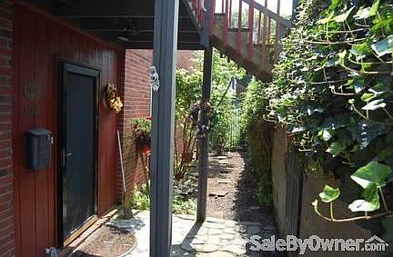 Front Enterance : Small quiet sitting area and garden