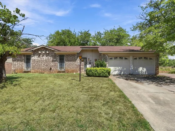 200 Quail Creek Dr, Crowley, TX 76036