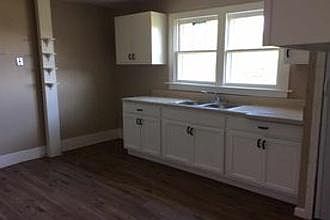 3rd image of 916 Sherwood Dr