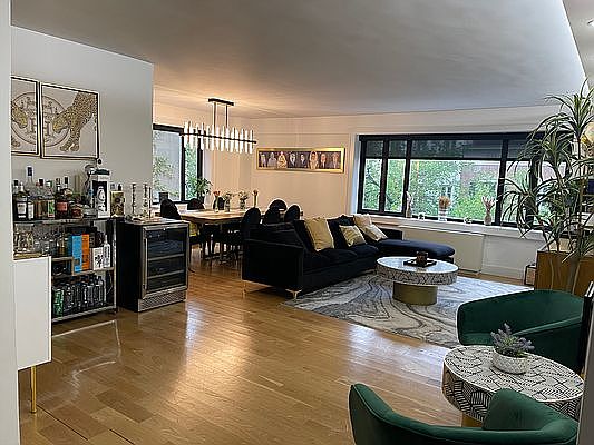 5th image of 166 E 63rd St #303