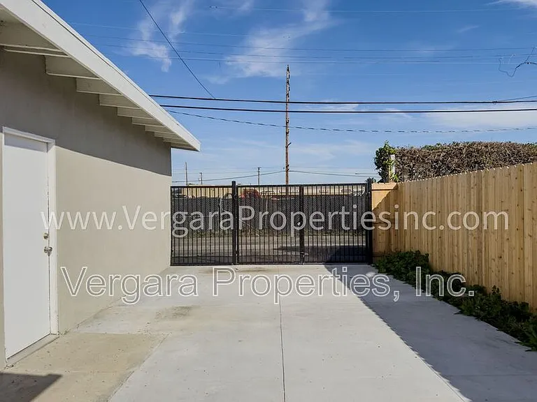 18012 Manhattan Pl — Photo 32
