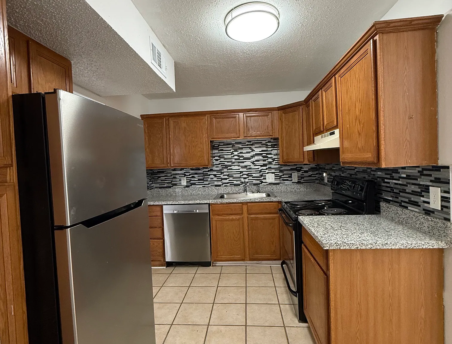 2 bed, 1.5 bath, 1200 sqft, $1,200 — Photo 3