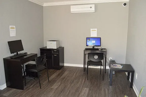 The Oaks Apartments — Photo 18