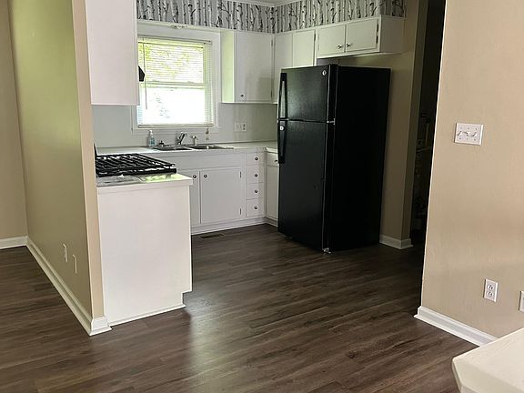 3rd image of 3437 Queens Way