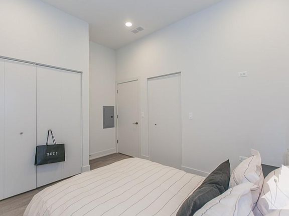 2nd image of 852 N Larrabee St #410